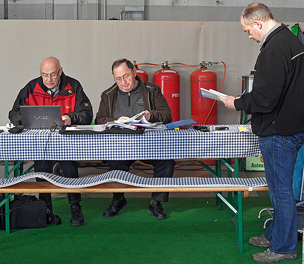 Inspectors from TÜV Süd and the European Flood Protection Association evaluate the test results of the Blobel flood defence systems.